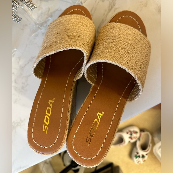 Soda | Woven Platforms - Picture 2 of 5